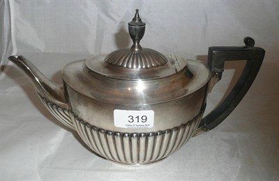 Lot 319 - A silver teapot