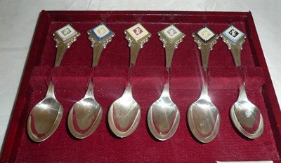 Lot 336 - Cased set of six silver 1977 Queen's silver jubilee teaspoons numbered 350/500