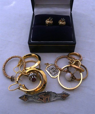 Lot 384 - A collection of 9ct gold earrings, a ring and a brooch