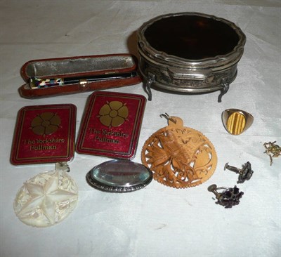 Lot 391 - Silver and tortoiseshell trinket box and assorted jewellery