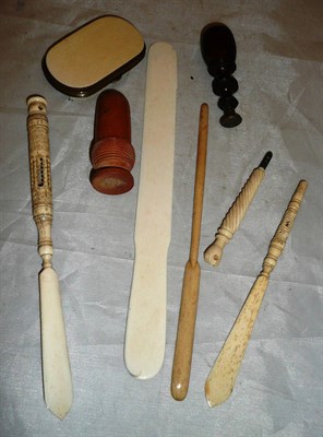 Lot 500 - Ivory purse, marrow scoop, seal, acorn needlecase etc