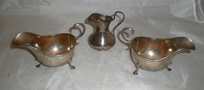 Lot 512 - A pair of silver sauce boats and a cream jug