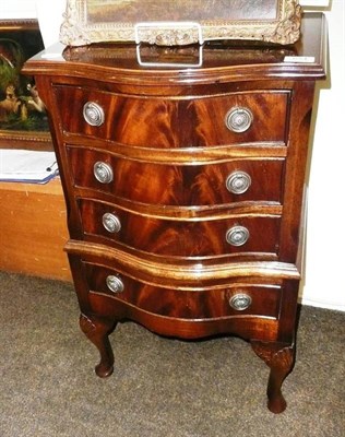 Lot 654 - A reproduction mahogany chest of drawers