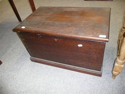 Lot 713 - Oak box