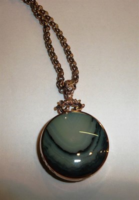 Lot 9 - A 9ct gold agate pendant on chain