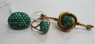 Lot 12 - A cabochon turquoise cluster brooch, bar brooch and ring (3)