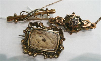 Lot 14 - A memorial brooch enclosing plaited hair, a seed pearl bar brooch and another brooch (3)