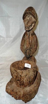 Lot 101 - A Bambara carved wooden monkey figure