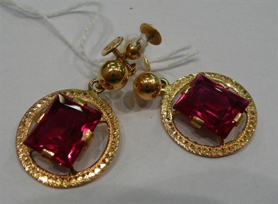 Lot 151 - A pair of drop earrings, stamped "22k"