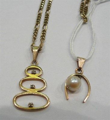 Lot 164 - A 9ct gold figaro necklet, a 9ct gold diamond set pendant, and a cultured pearl horseshoe pendant