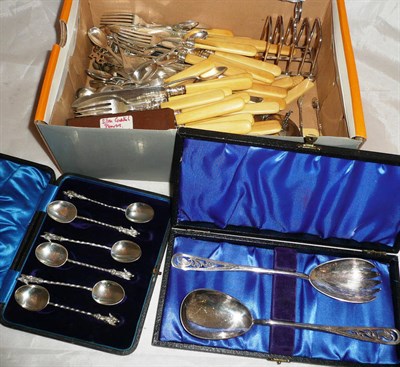 Lot 357 - A quantity of plated ware including fish knives and forks, boxed South American cocktail...