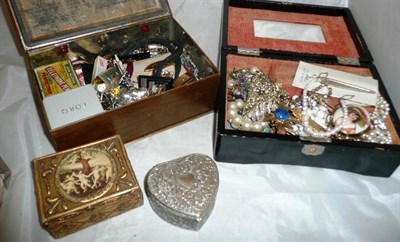 Lot 373 - Assorted costume and other jewellery