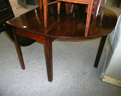 Lot 608 - A Georgian drop leaf table