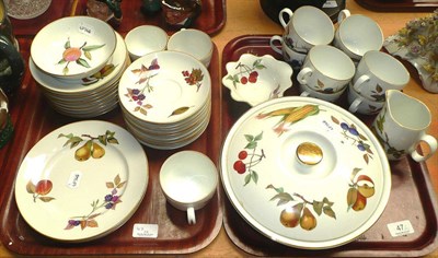 Lot 47 - Royal Worcester 'Evesham' pattern tea/dinner wares
