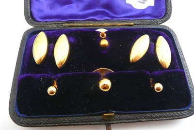 Lot 66 - A cased set of cufflinks and studs stamped '18'