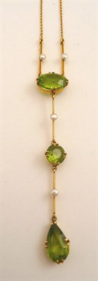 Lot 86 - A peridot and seed pearl necklace