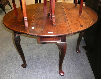 Lot 491 - An oak drop leaf dining table