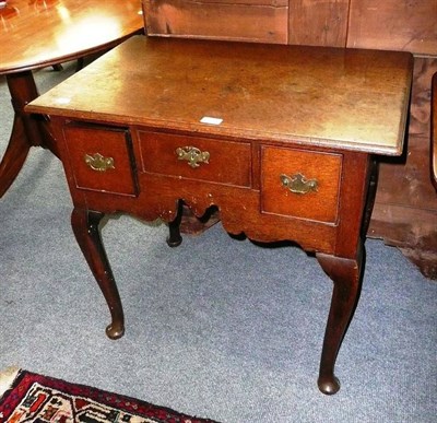 Lot 515 - An oak lowboy