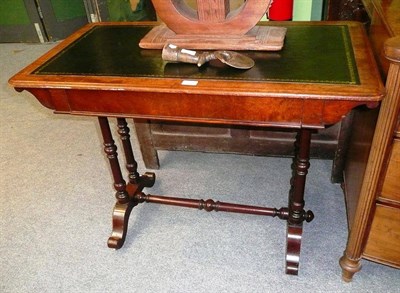 Lot 520 - Single drawer mahogany writing table