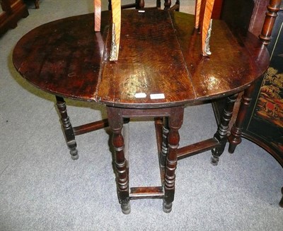 Lot 559 - A small oak drop-leaf table