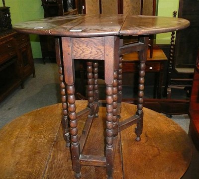 Lot 578 - A small oak gateleg table