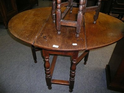 Lot 579 - An oak gateleg table