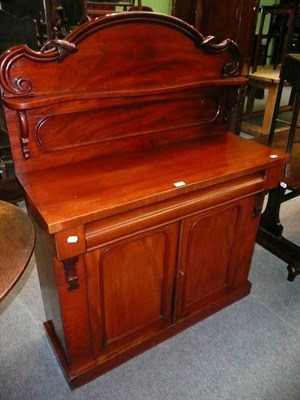 Lot 580 - Victorian chiffonier