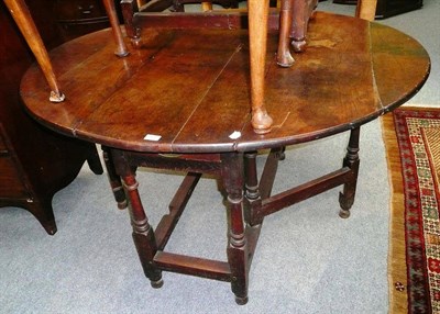 Lot 587 - An oak gateleg table