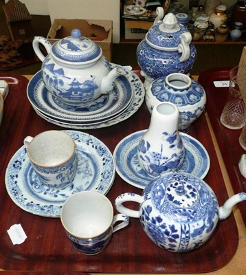 Lot 43 - Tray of assorted Oriental blue and white pottery, tea wares, koro and cover