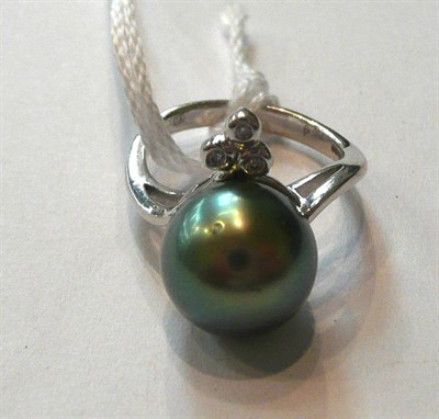 Lot 58 - An 18ct white gold Tahitian pearl ring