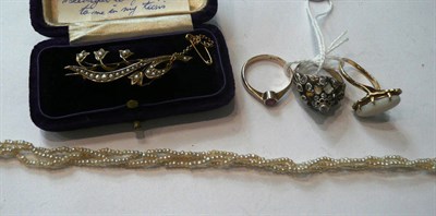 Lot 80 - A seed pearl set floral brooch, a seed pearl necklace, a garnet ring and two rings (a.f.)