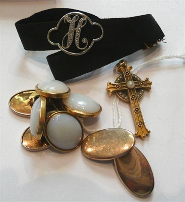 Lot 95 - A pair of 15ct gold cufflinks, another pair, a crucifix and a bracelet