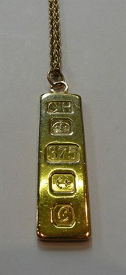 Lot 201 - A 9ct gold ingot and chain