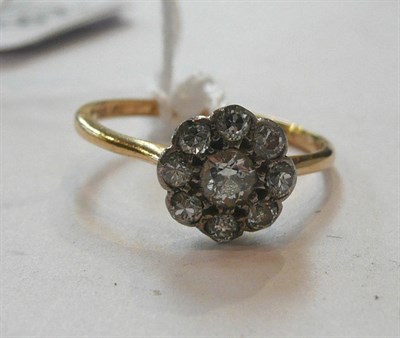 Lot 208 - A diamond cluster ring