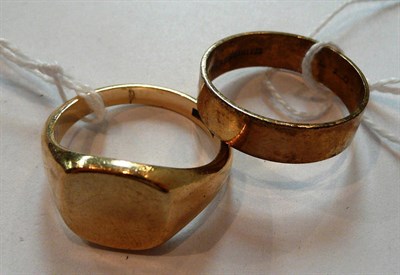 Lot 290 - A 9ct gold ring and another (2)