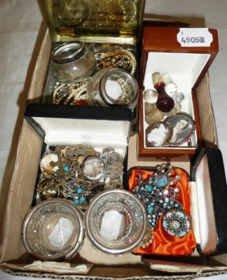 Lot 318 - Quantity of costume jewellery