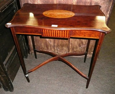 Lot 569 - An Edwardian inlaid mahogany table with floral inlay