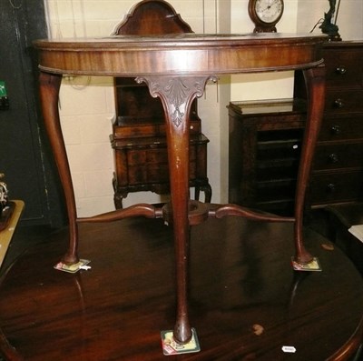 Lot 582 - Early 20th century mahogany circular table