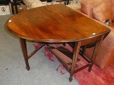 Lot 812 - An Edwardian walnut gateleg table with spade feet