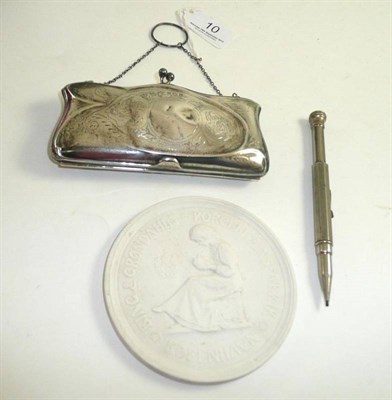 Lot 10 - An Edwardian silver purse, a Bing Grondhal plaque and a silver plated pencil (3)