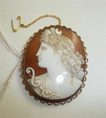 Lot 12 - A 9ct gold cameo brooch