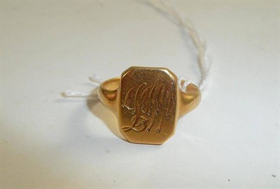 Lot 19 - An 18ct gold signet ring