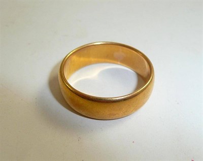 Lot 25 - A 22ct gold wedding band