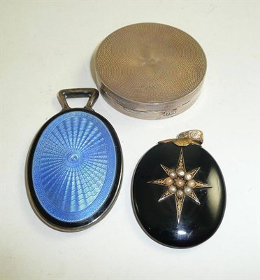 Lot 157 - An oval mourning locket, inset with split pearls, enamel mirror and silver compact