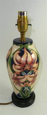 Lot 220 - A modern Moorcroft lamp