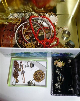 Lot 326 - Assorted costume jewellery, seed pearl jewellery, garnet jewellery etc