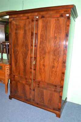 Lot 577 - An early 20th century mahogany compactum wardrobe