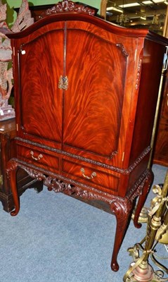 Lot 588 - A reproduction mahogany drinks cabinet