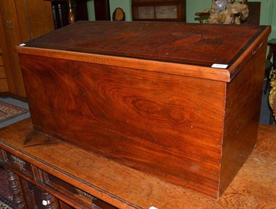 Lot 600 - Marquetry inlaid mahogany box decorated with two birds