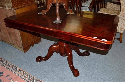 Lot 621 - Mahogany breakfast table on pedestal base